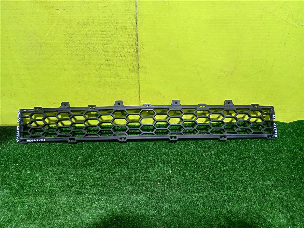 Chevrolet Captiva (C100) 2006 для Решетка в бампер центральная