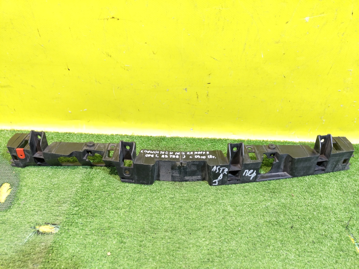 Opel Astra J 2010 для Кронштейн переднего бампера центральный