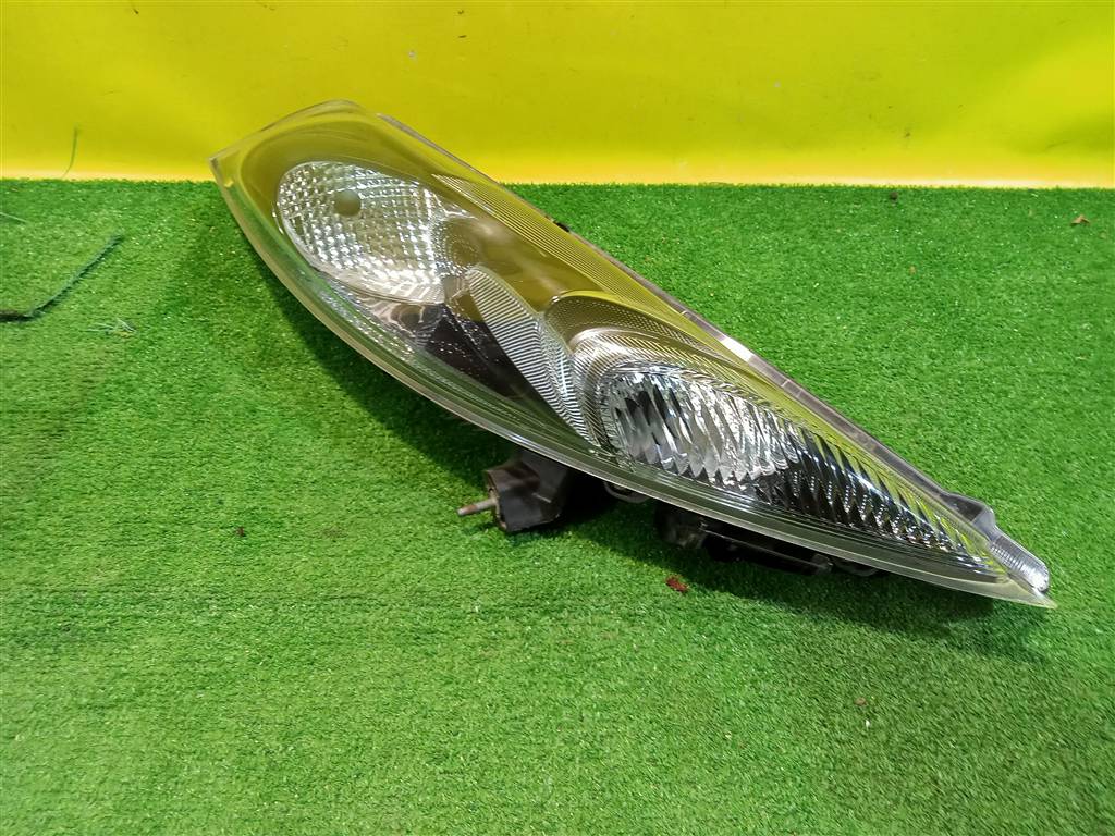 Nissan Juke (F15) 2011 для Фара правая