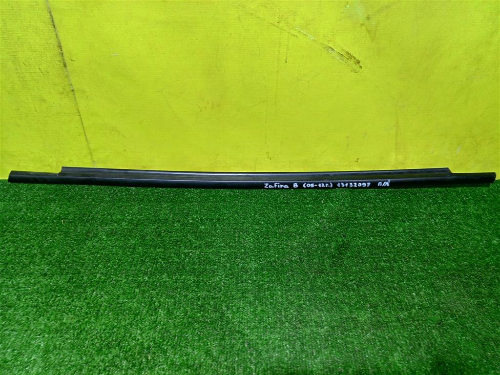 Opel Zafira B 2005 для Накладка стекла переднего левого
