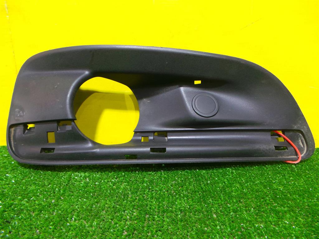 Citroen C4 2010 для Решетка в бампер правая