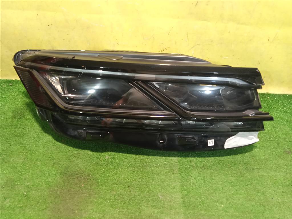 Volkswagen  Touareg CR 2018 для Фара правая