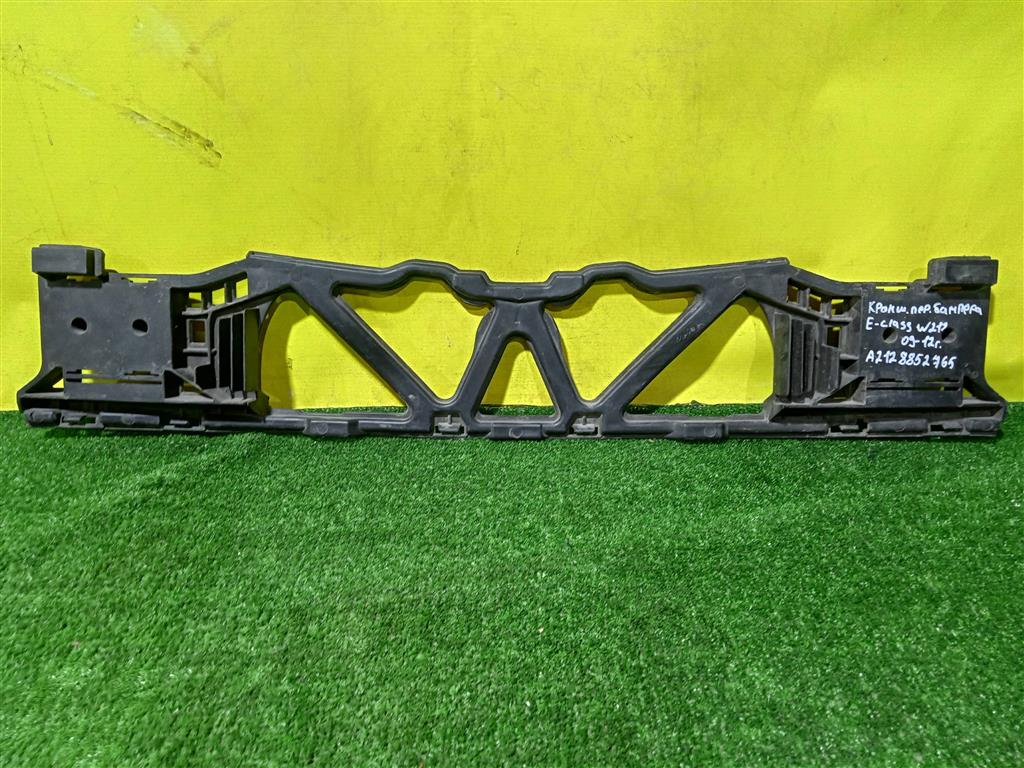 MERСEDES BENZ E-Class (W212) 2009 для Кронштейн переднего бампера