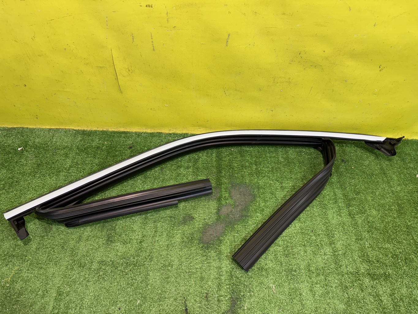 Haval (Хавал) H3 2024 для Уплотнитель стекла двери передней правой