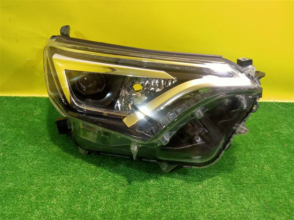 Toyota RAV4 2015 для Фара правая LED