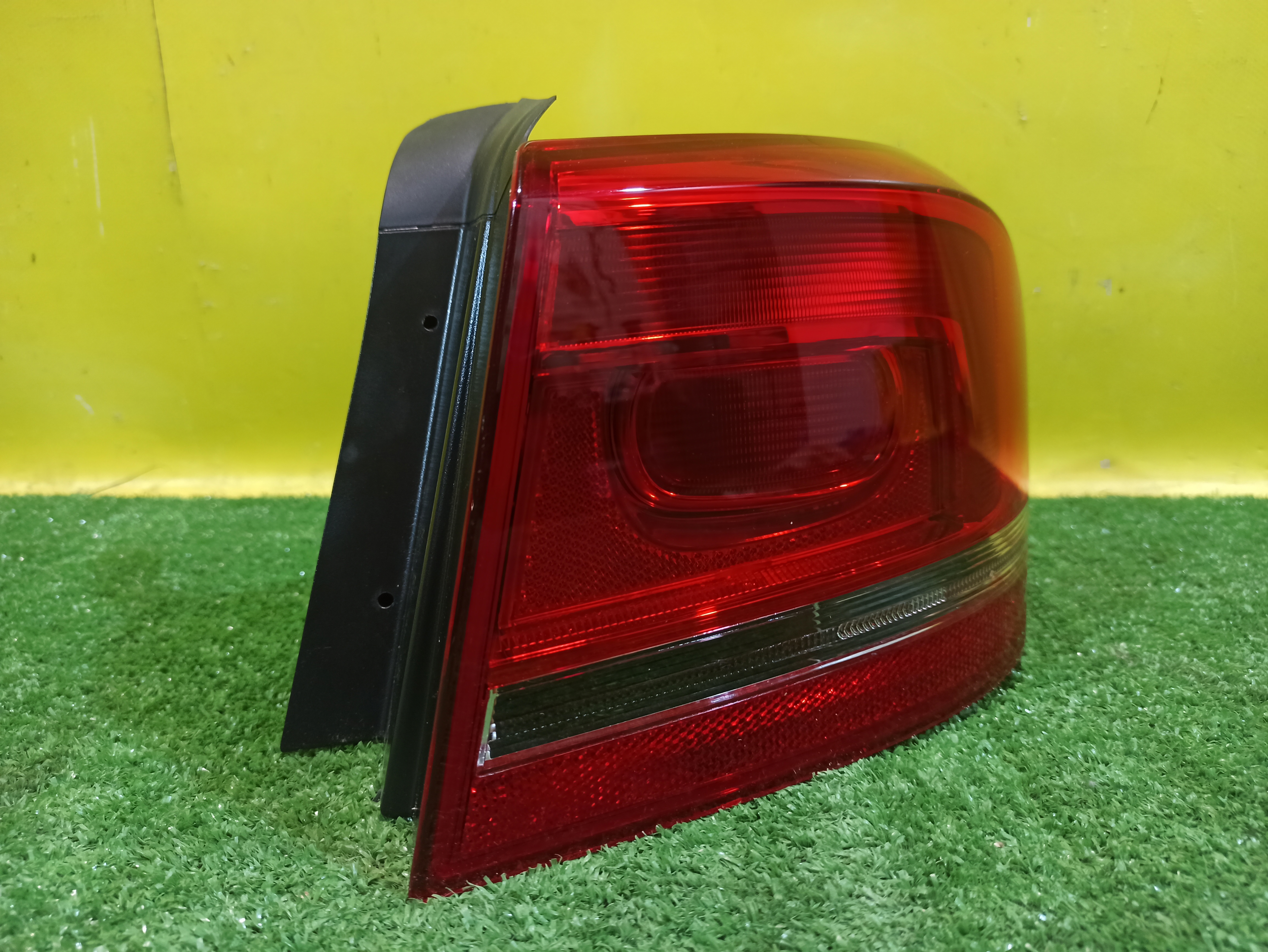 Volkswagen  Passat (B7) 2011 для Фонарь задний наружный правый
