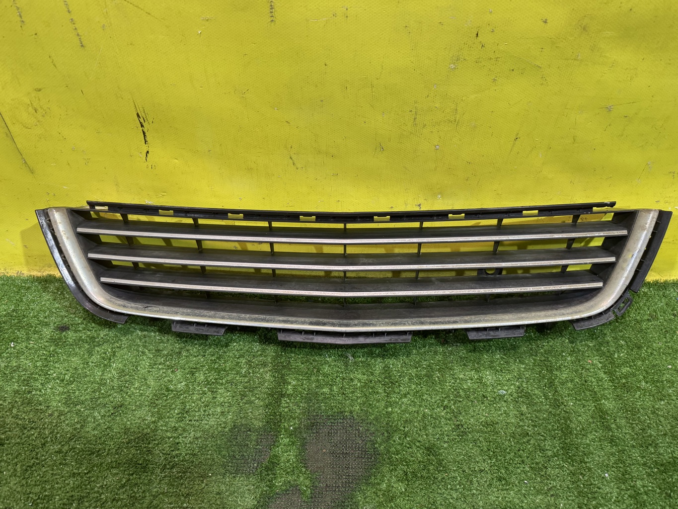 Opel Astra H 2007 для Решетка в бампер центральная