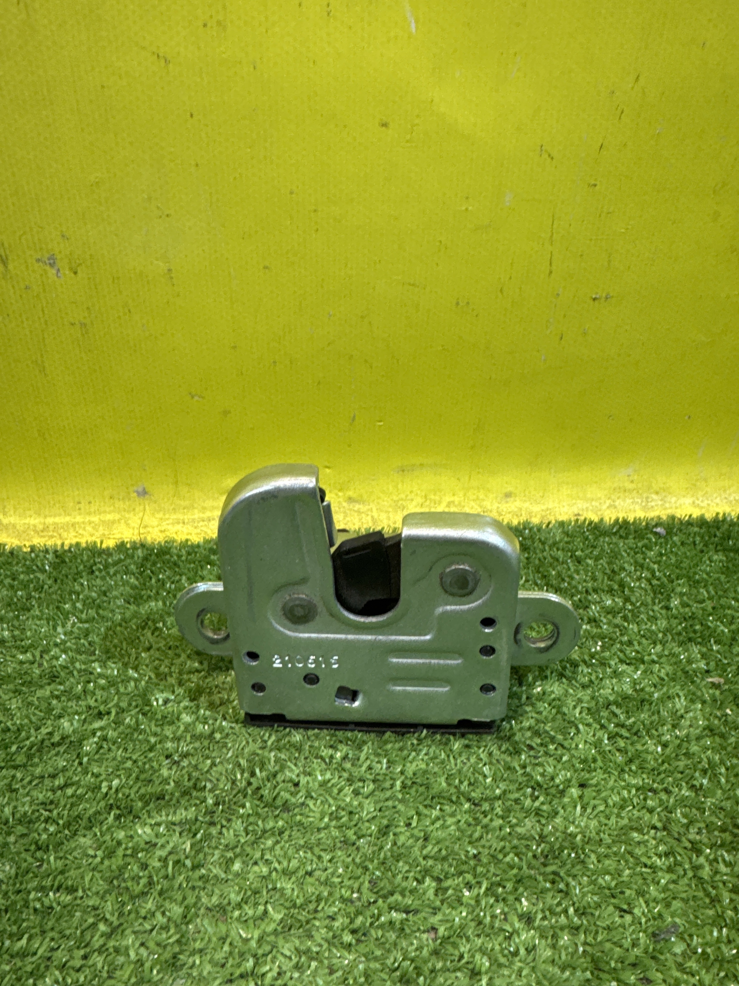 Volkswagen  Golf VII 2012 для Замок багажника