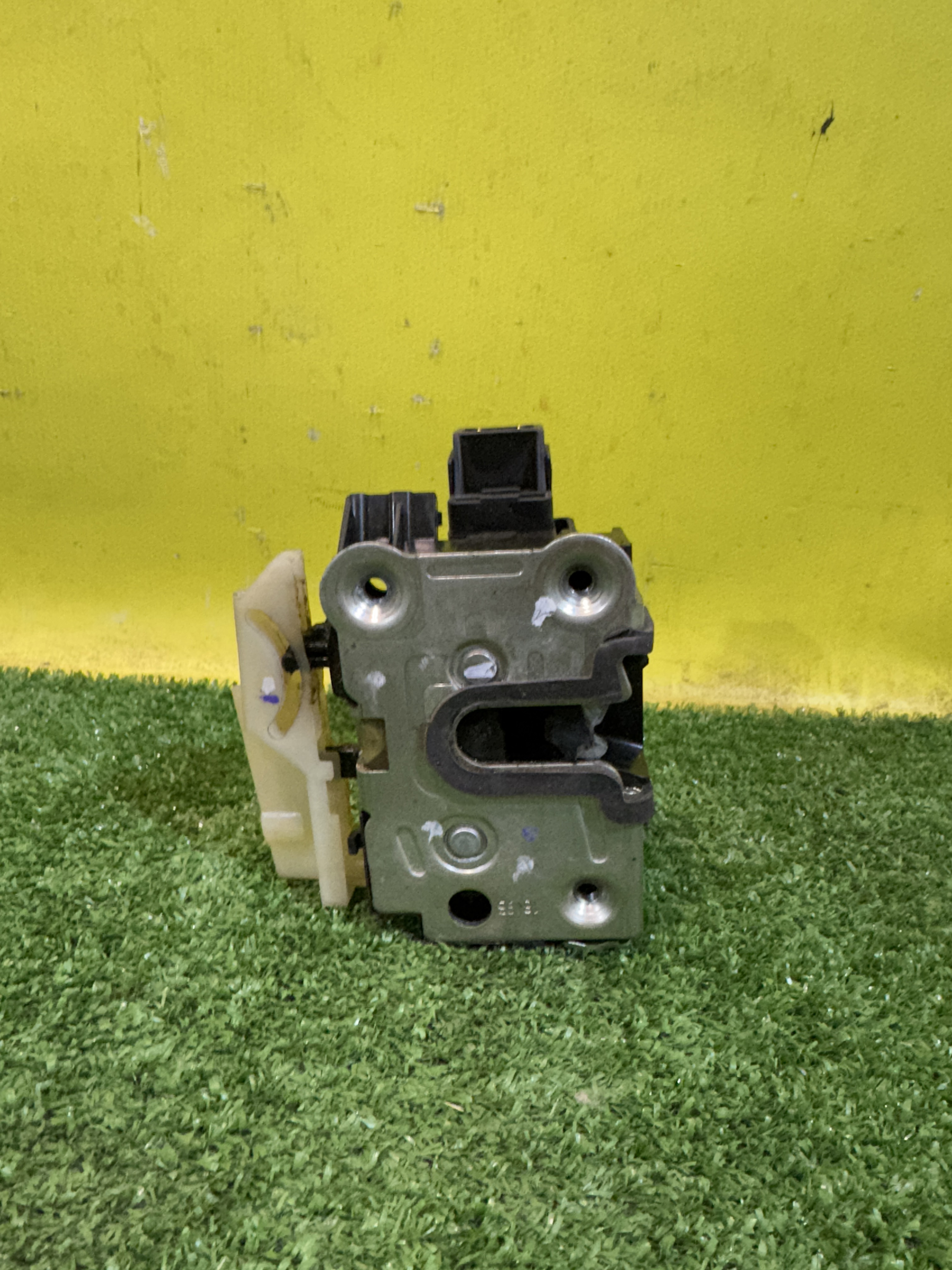 Renault Duster 2010 для Замок двери передней правой