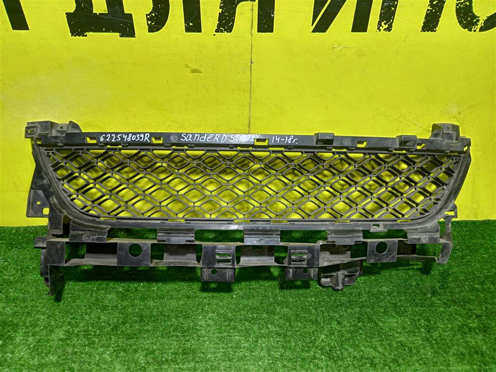 Renault Sandero Stepway 2014 для Решетка в бампер центральная