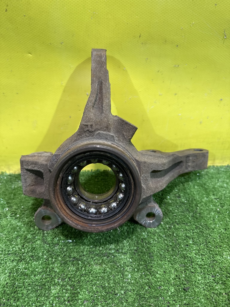 Mitsubishi Outlander (GF) 2012 для Кулак поворотный передний правый