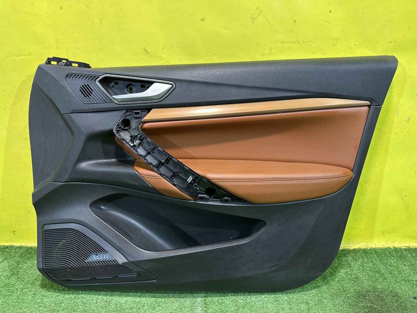 Lada Vesta NG Cross 2022- для Обшивка двери передней правой