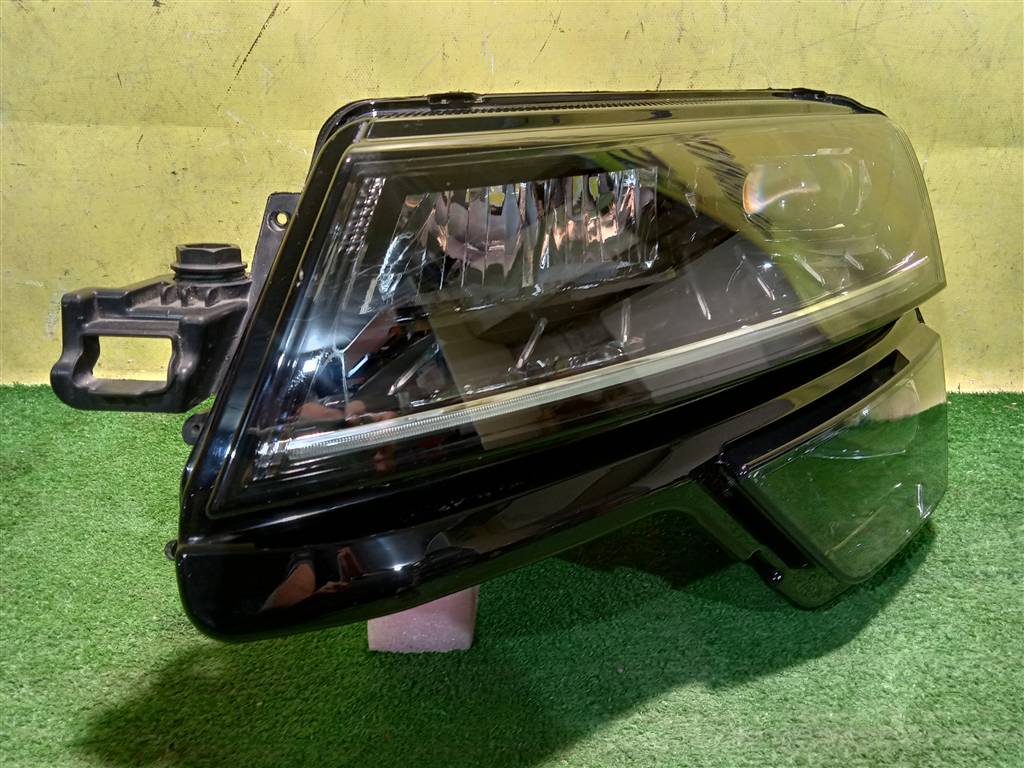 Skoda  Karoq  2017 для Фара левая