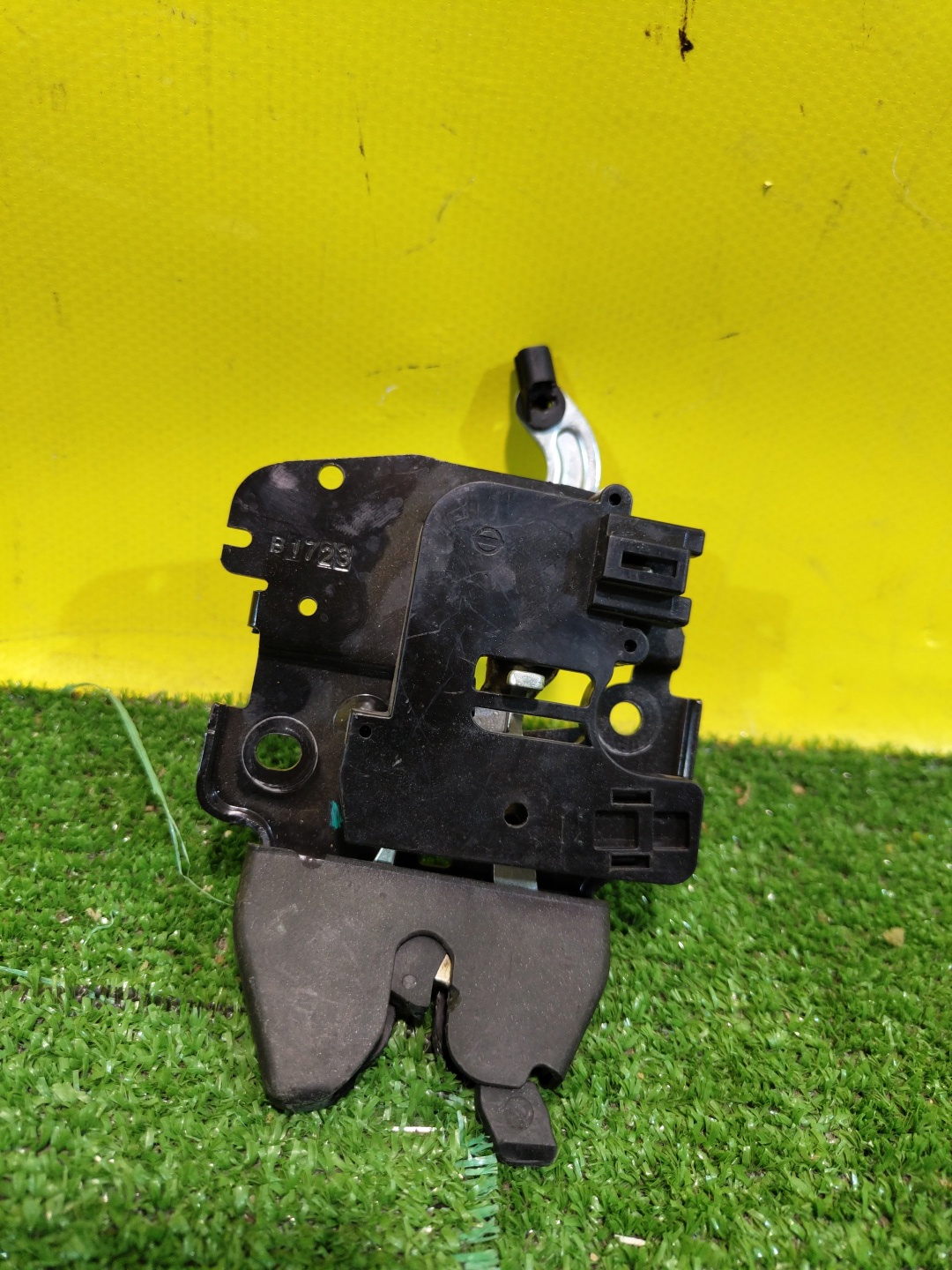 Nissan Almera (G15) 2013 для Замок багажника