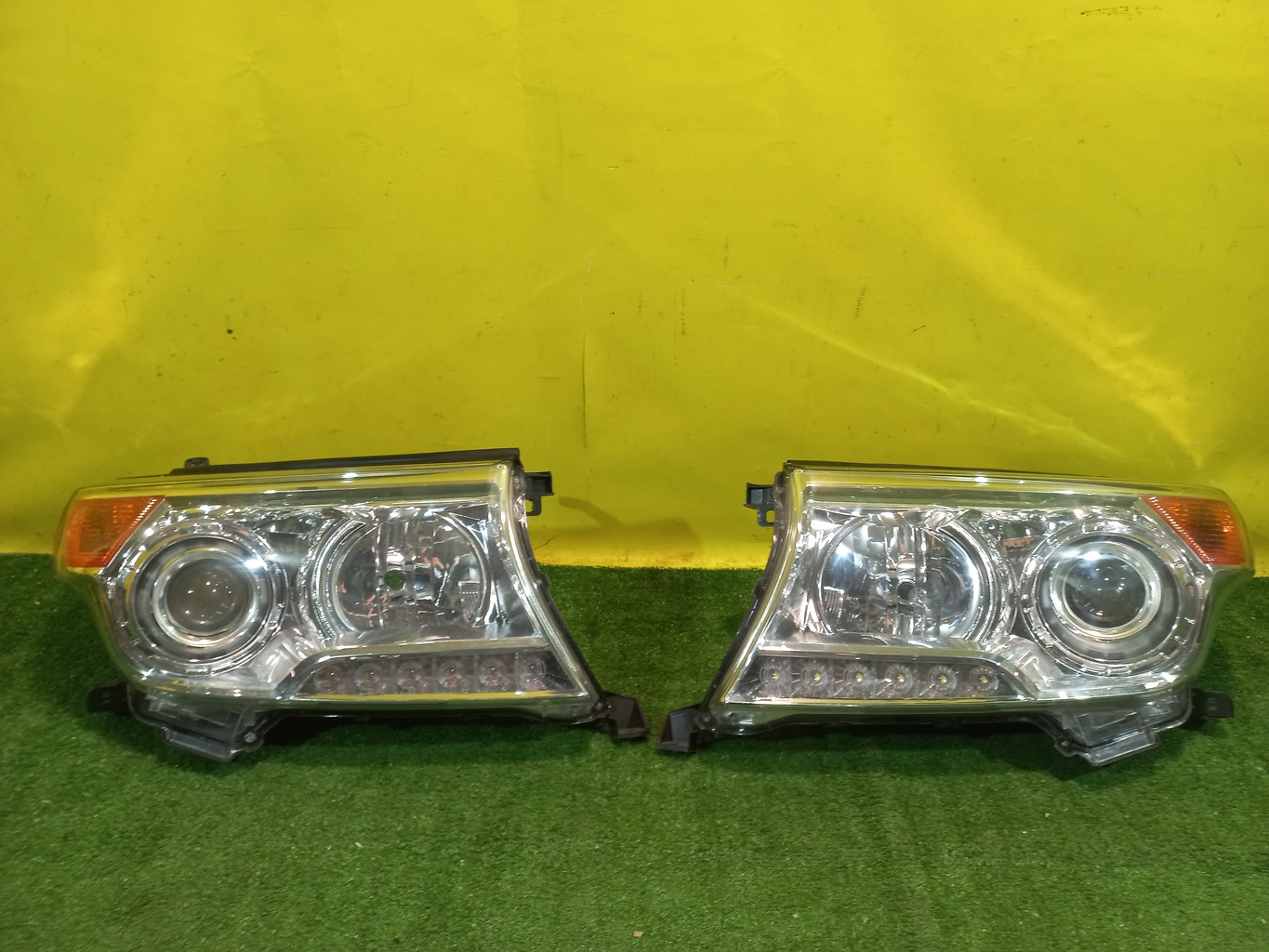 Toyota Land Cruiser (200) 2012 для Фара правая ксенон