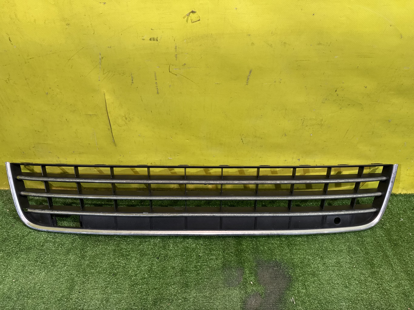 Volkswagen  Touareg NF 2010 для Решетка в бампер центральная