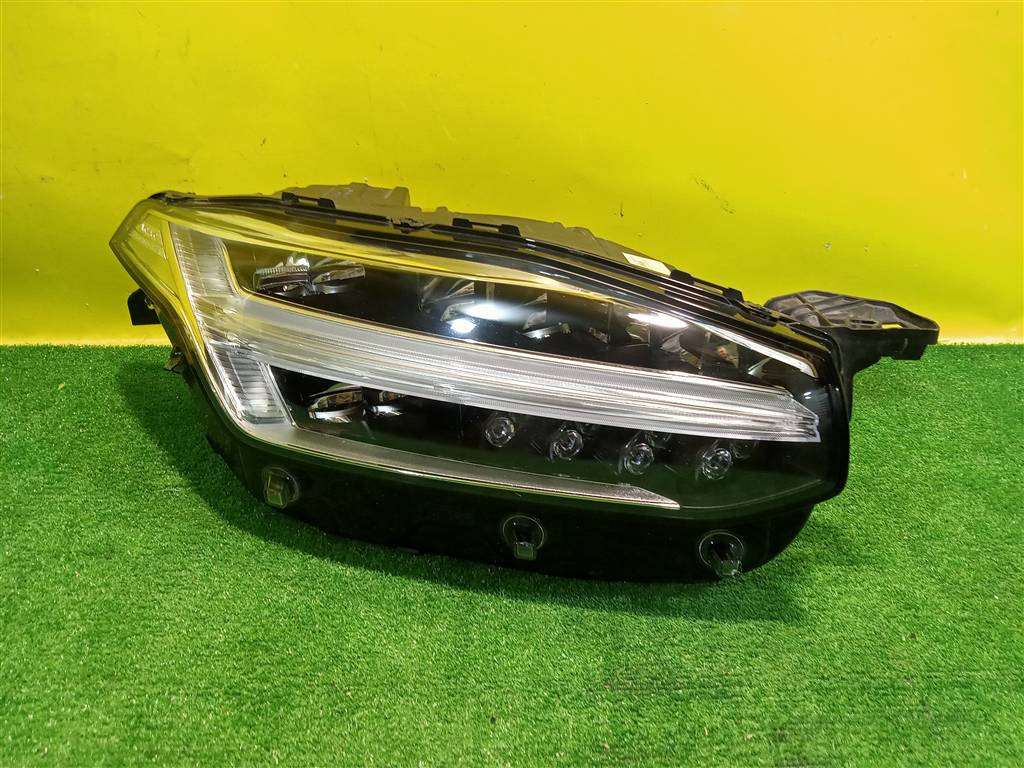 Volvo XC90 2014 для Фара правая LED