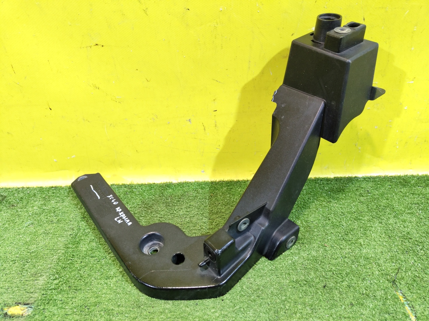 Volvo XC40 2017 для Кронштейн крепления крыла