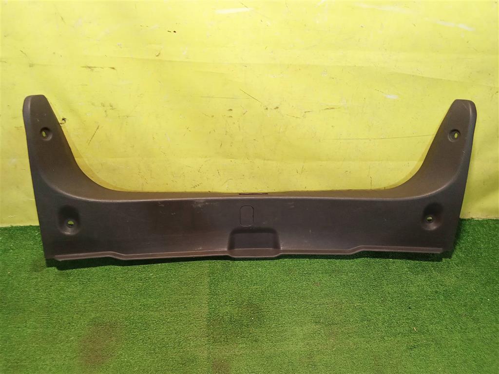 Nissan Almera (G15) 2013 для Накладка замка багажника