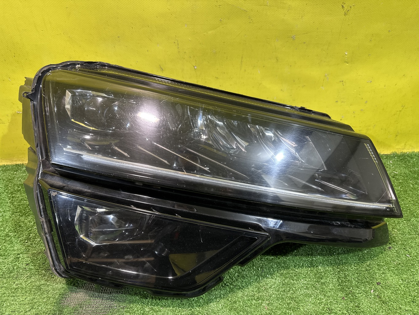 Skoda  Karoq  2017 для Фара правая LED