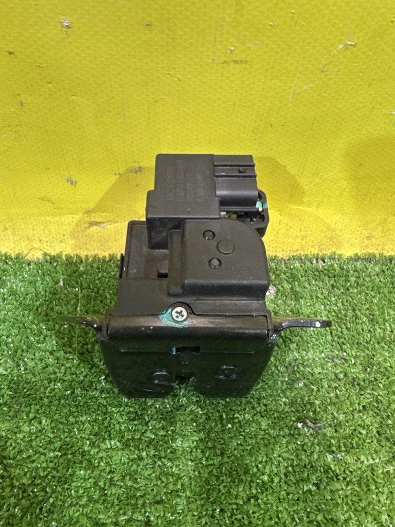 МОСКВИЧ  3 2022 для Замок багажника