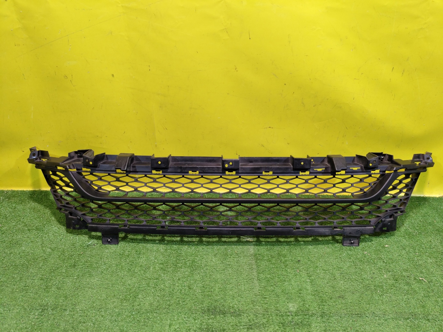 Lada Largus 2021- для Решетка в бампер нижняя