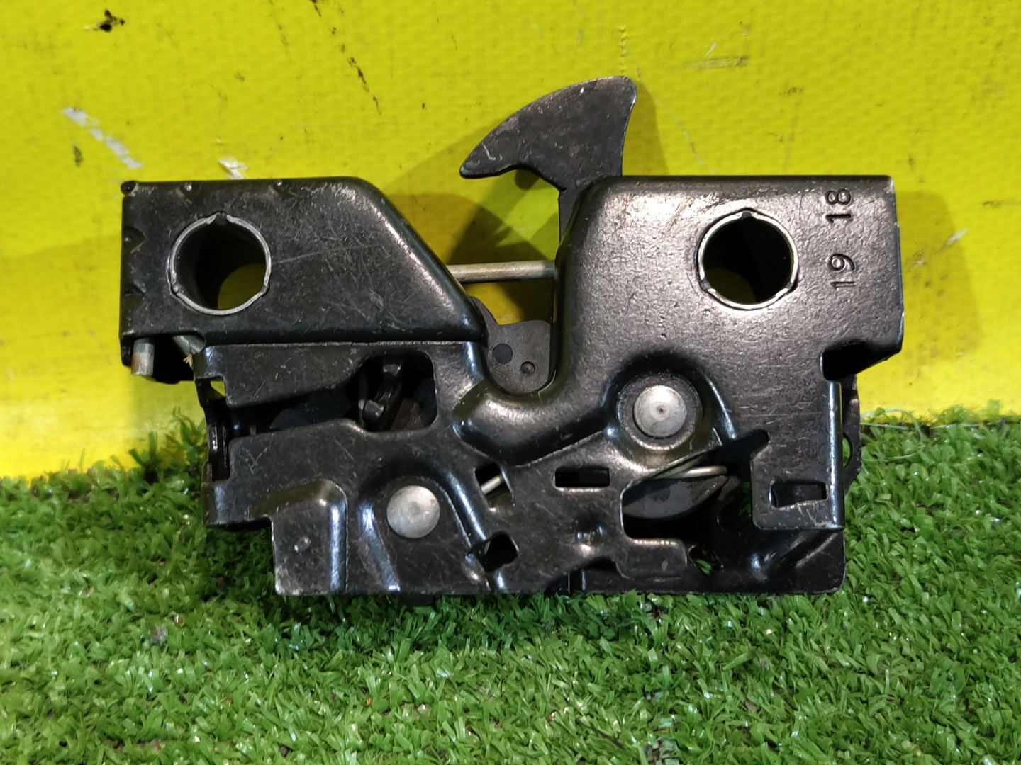 Volkswagen  Polo (Sed RUS) 2011 для Замок капота