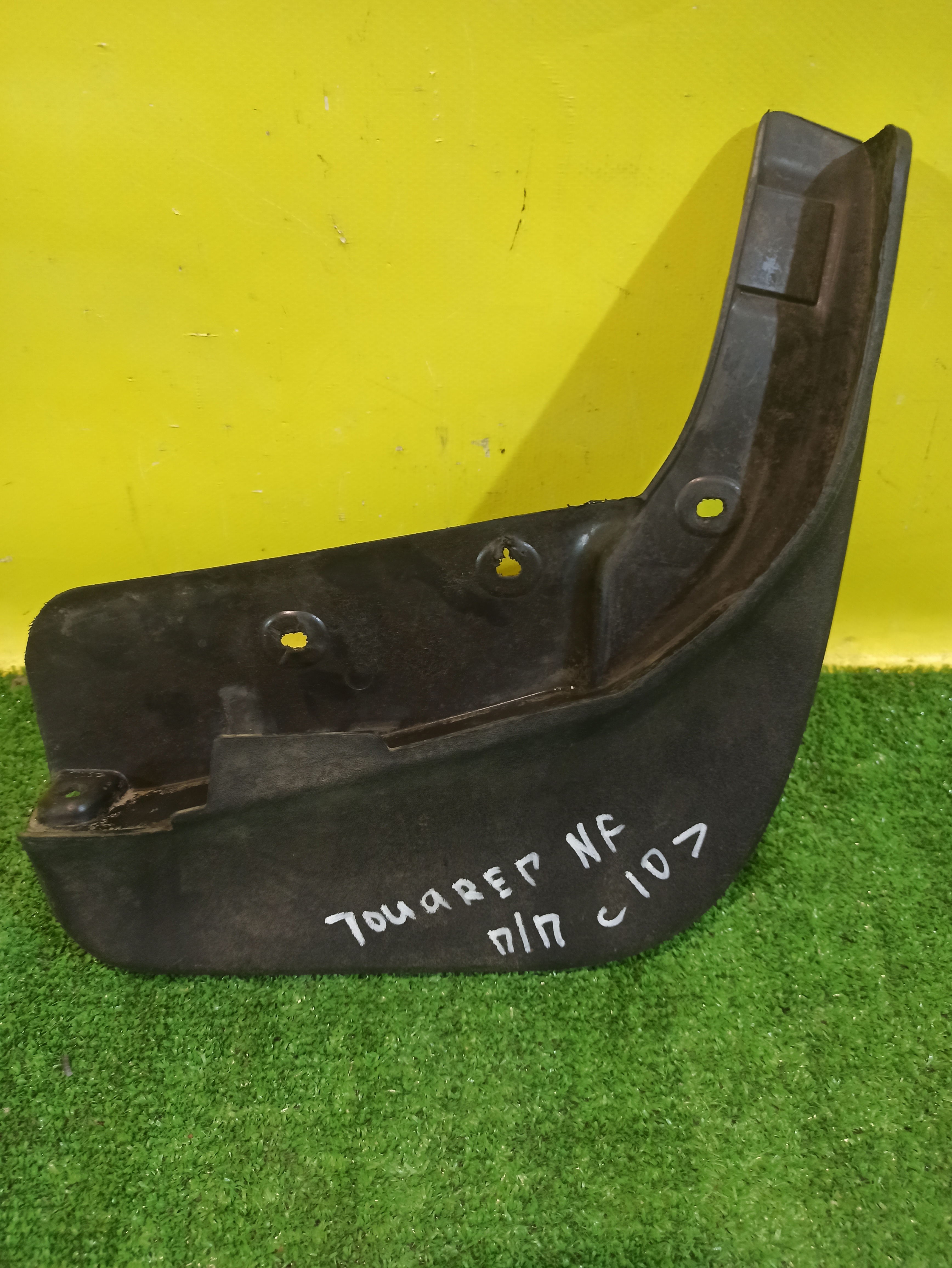 Volkswagen  Touareg NF 2010 для Брызговик передний правый