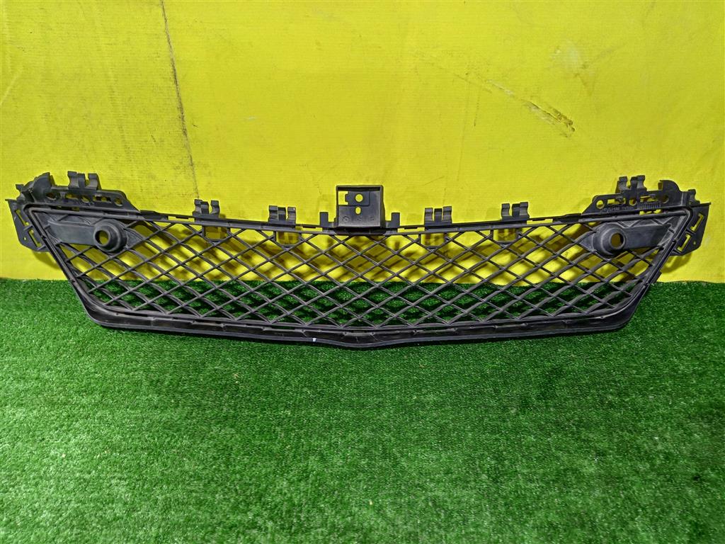 MERСEDES BENZ C-Class (W204) 2011 для Решетка в бампер центральная