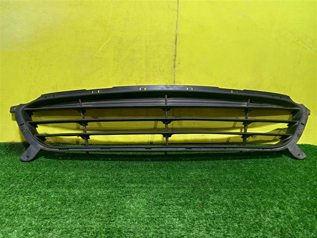 Hyundai Solaris 2010 для Решетка в бампер центральная