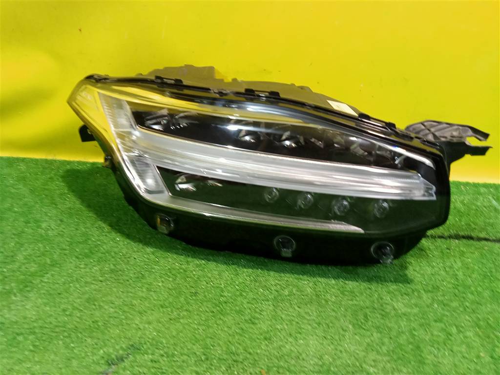Volvo XC90 2014 для Фара правая LED