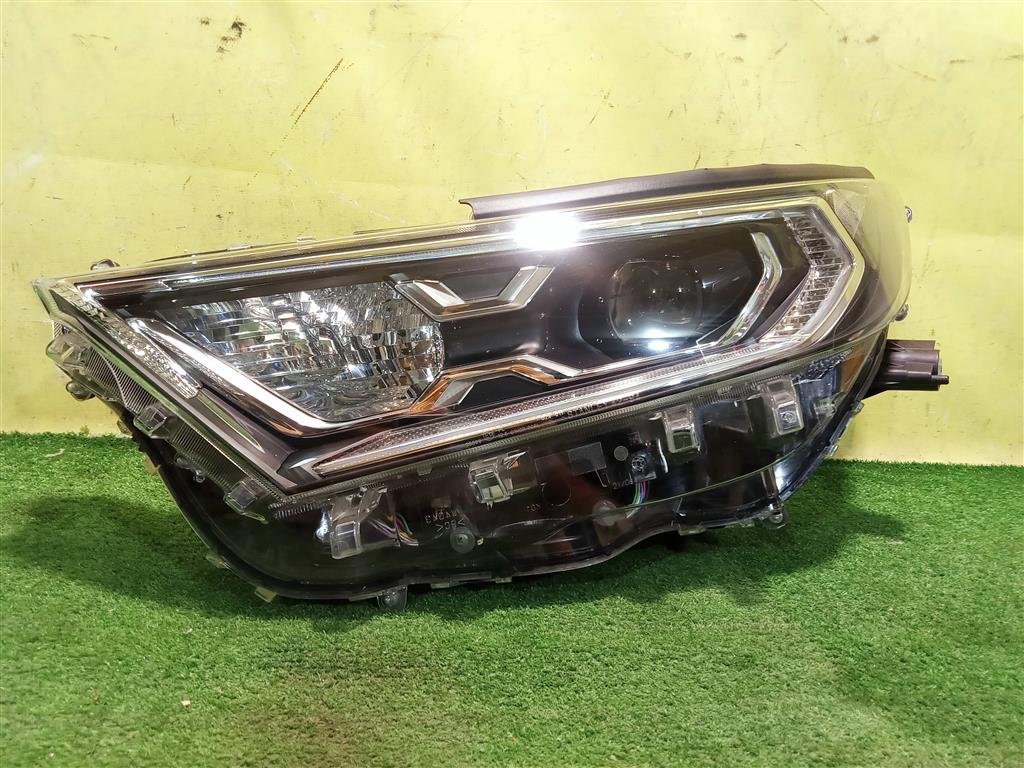 Toyota RAV4 2018 для Фара левая