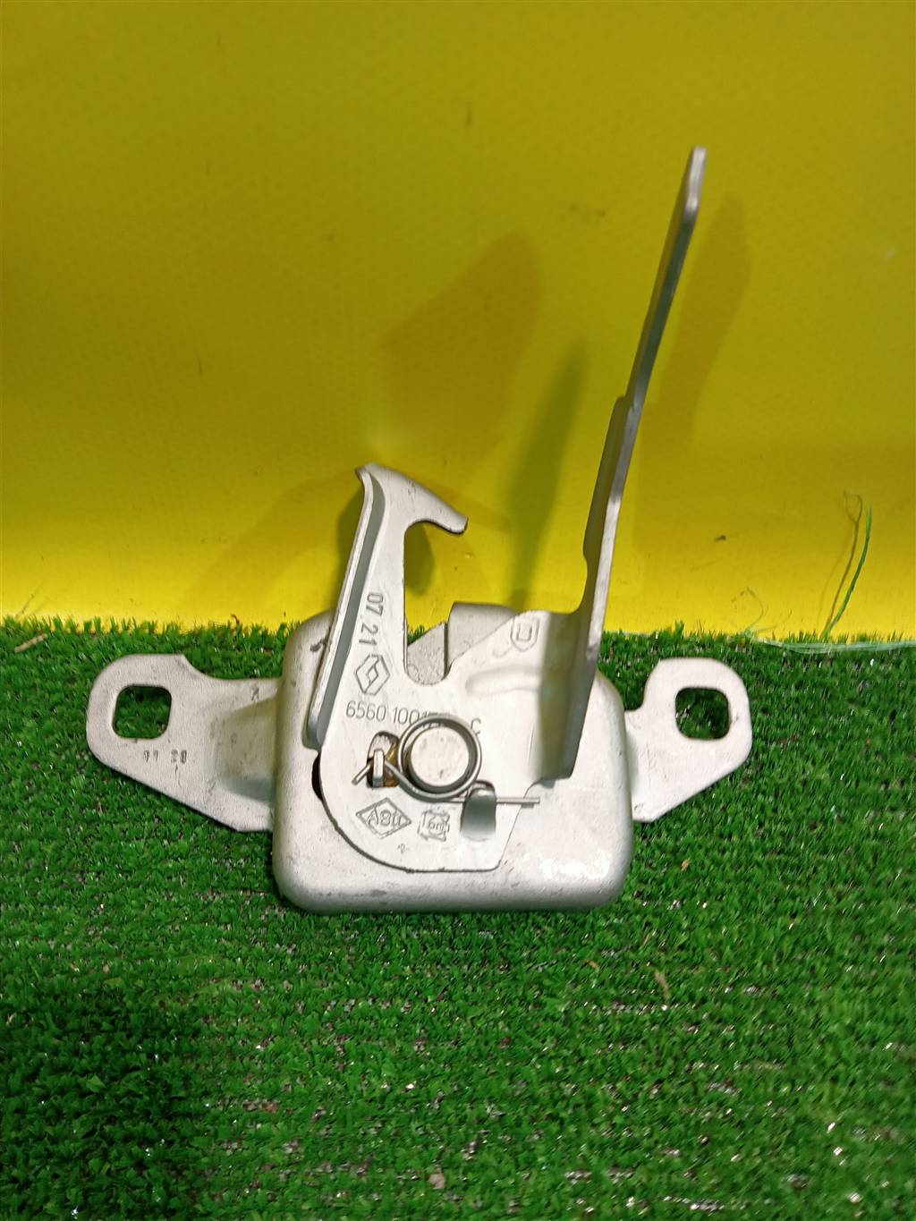 Renault Duster 2010 для Замок капота