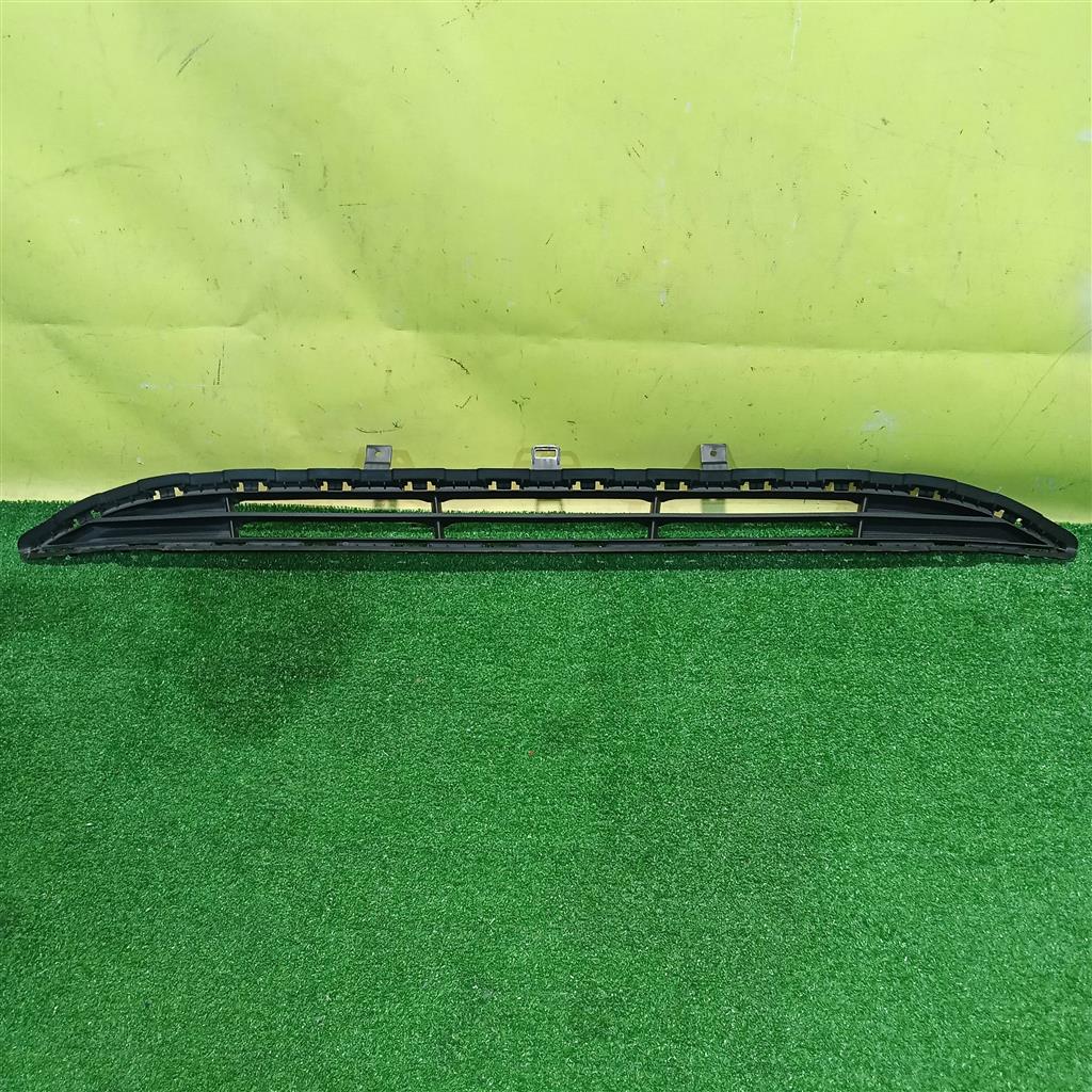 Hyundai Solaris 2017 для Решетка в бампер центральная