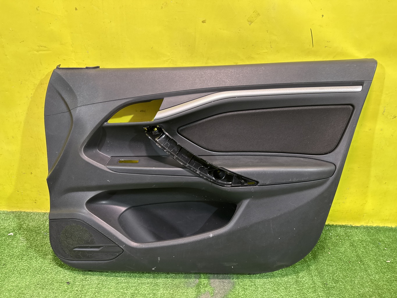 Lada Vesta 2015- для Обшивка двери передней правой