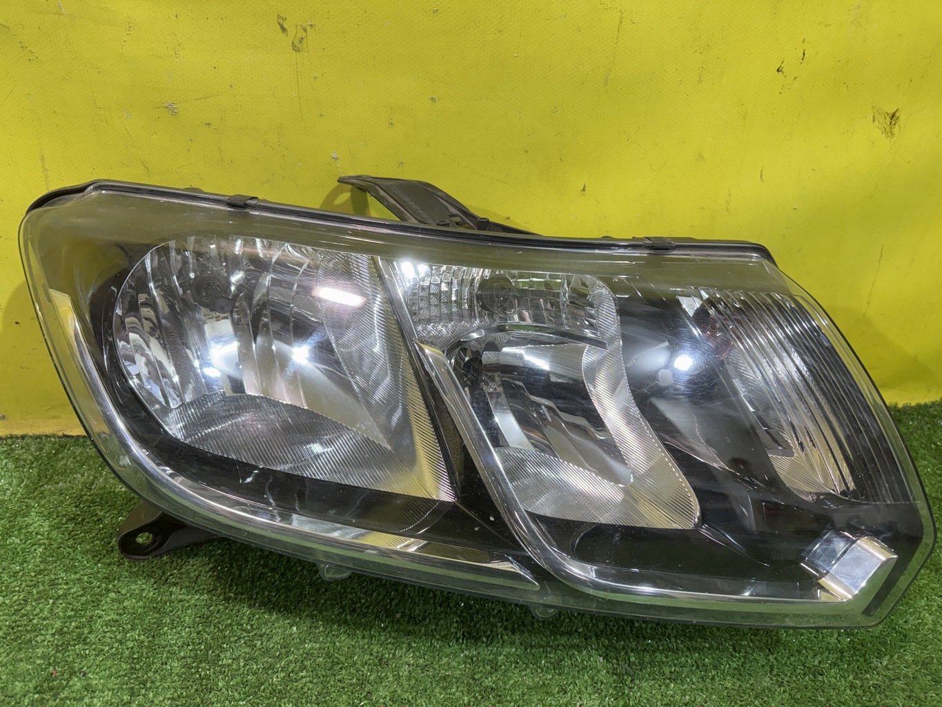 Lada Largus 2021- для Фара правая