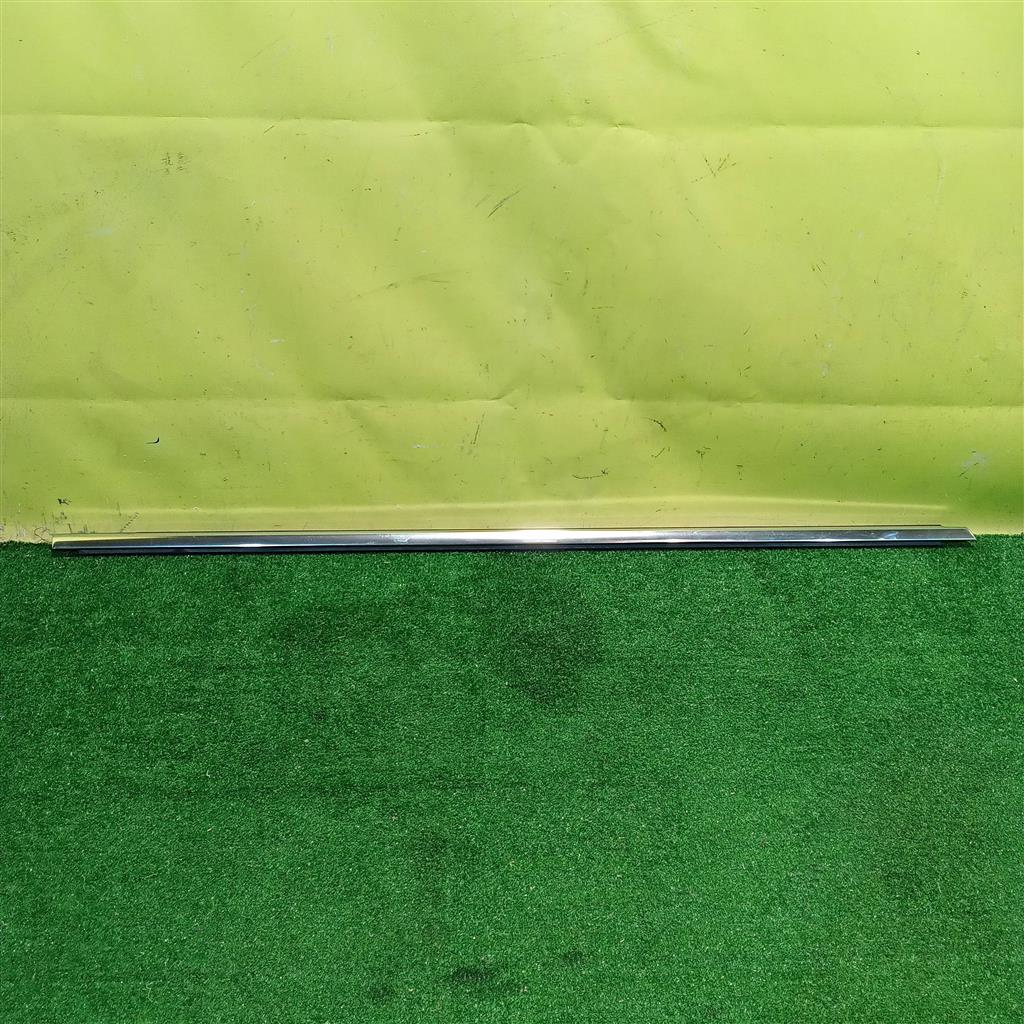 Volkswagen  Touareg NF 2010 для Накладка стекла переднего правого