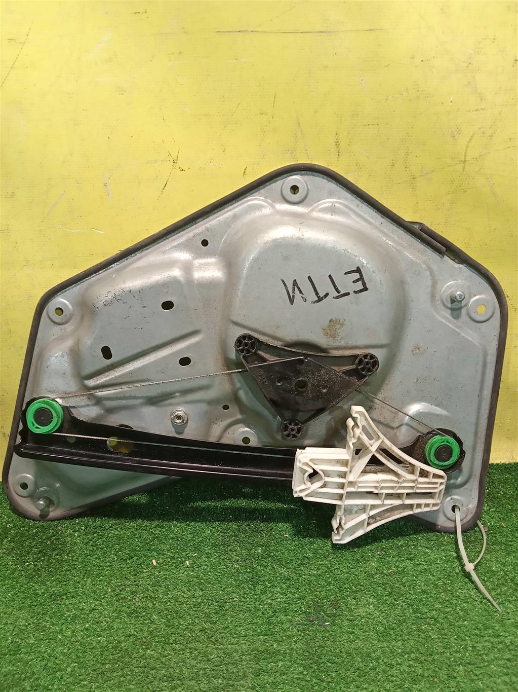 Skoda  Yeti 2009 для Стеклоподъемник механ. задний правый