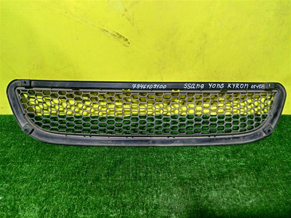 Ssang Yong Kyron 2006 для Решетка в бампер центральная