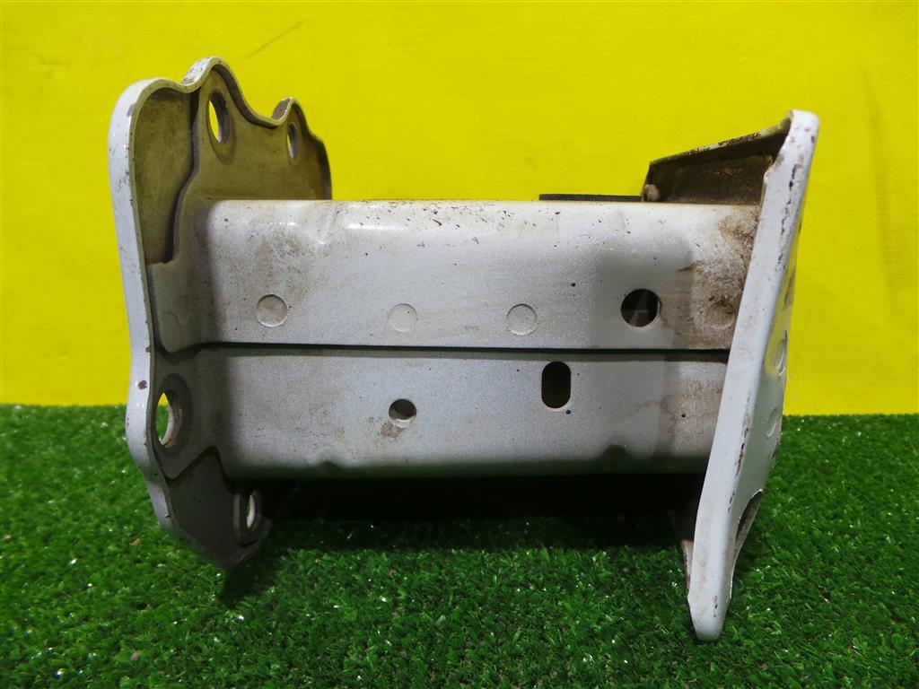 Kia Ceed ED 2006 для Кронштейн усилителя переднего бампера левый