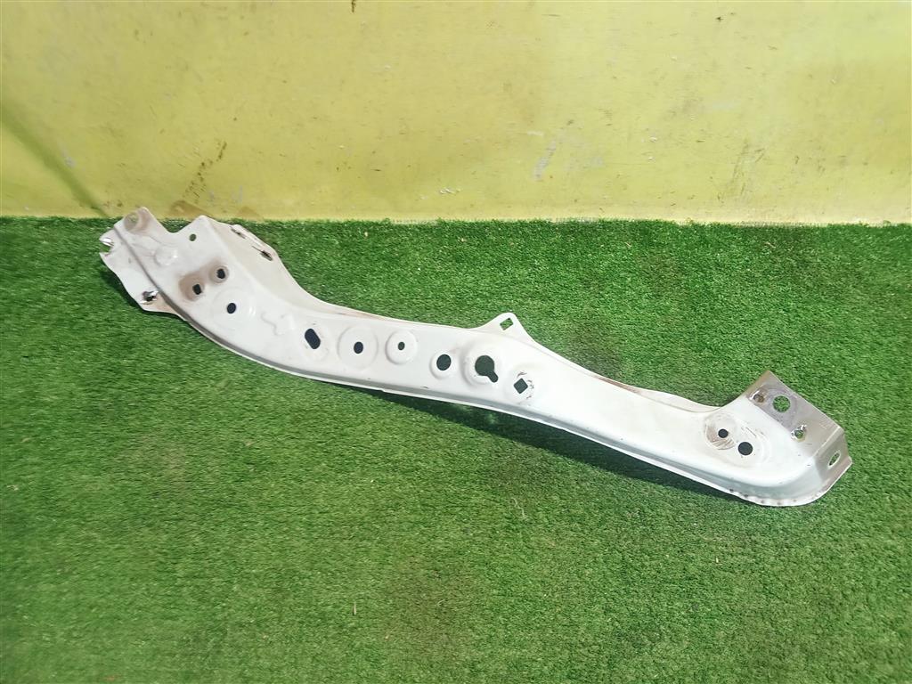 Toyota RAV4 2018 для Кронштейн фар правый