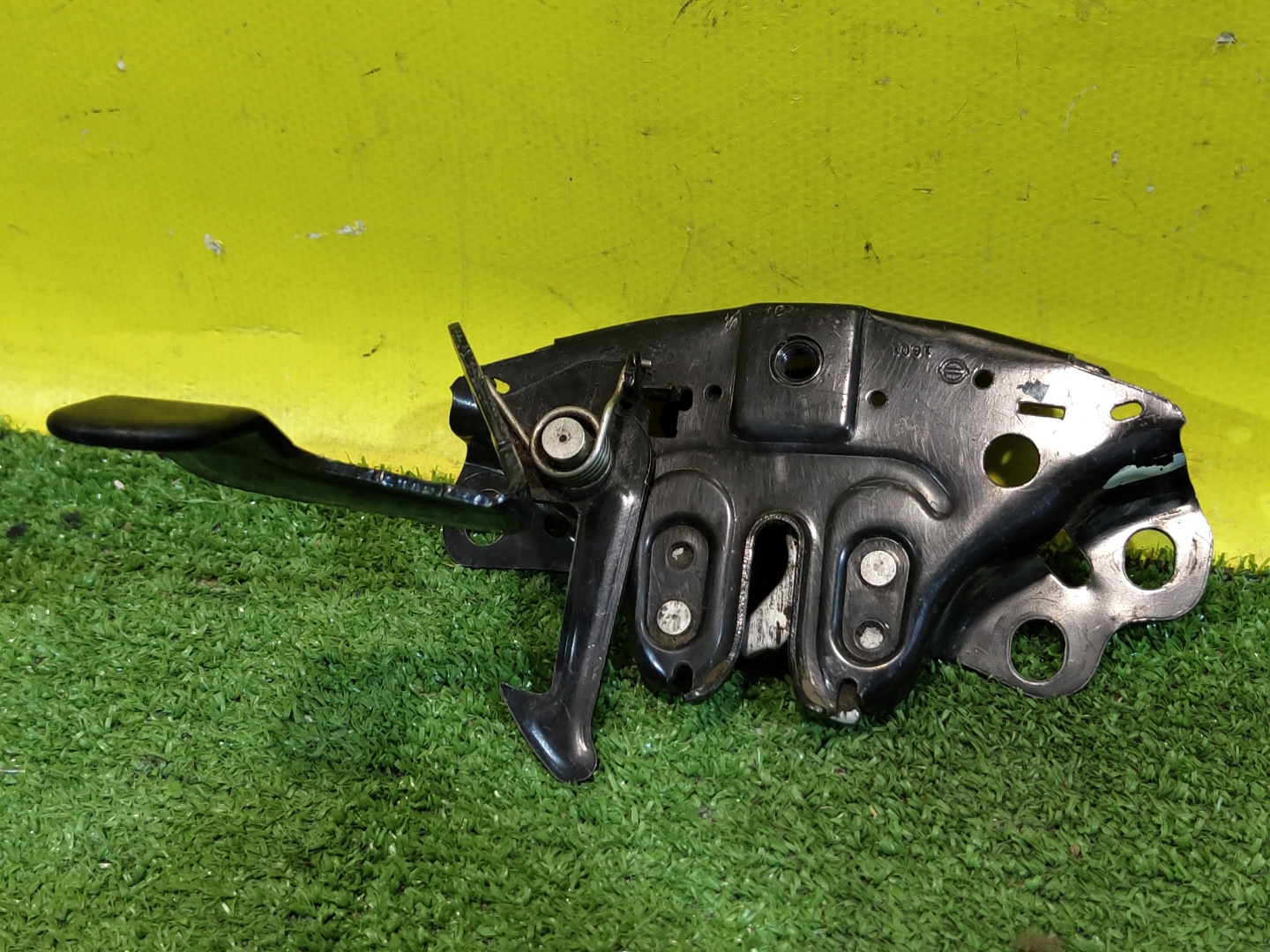 Nissan Juke (F15) 2011 для Замок капота