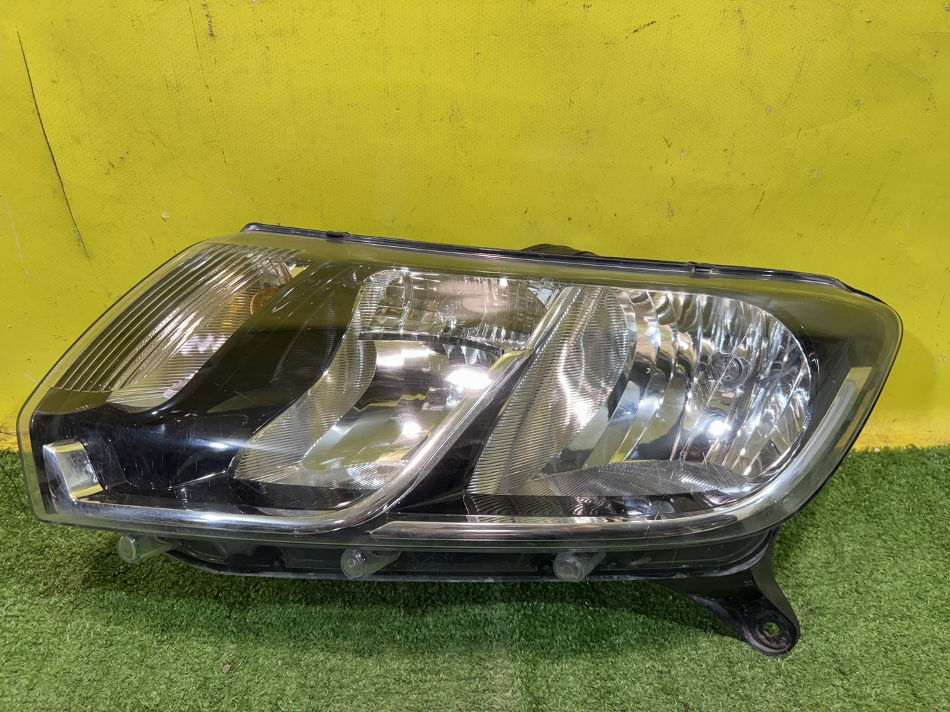 Lada Largus 2021- для Фара левая