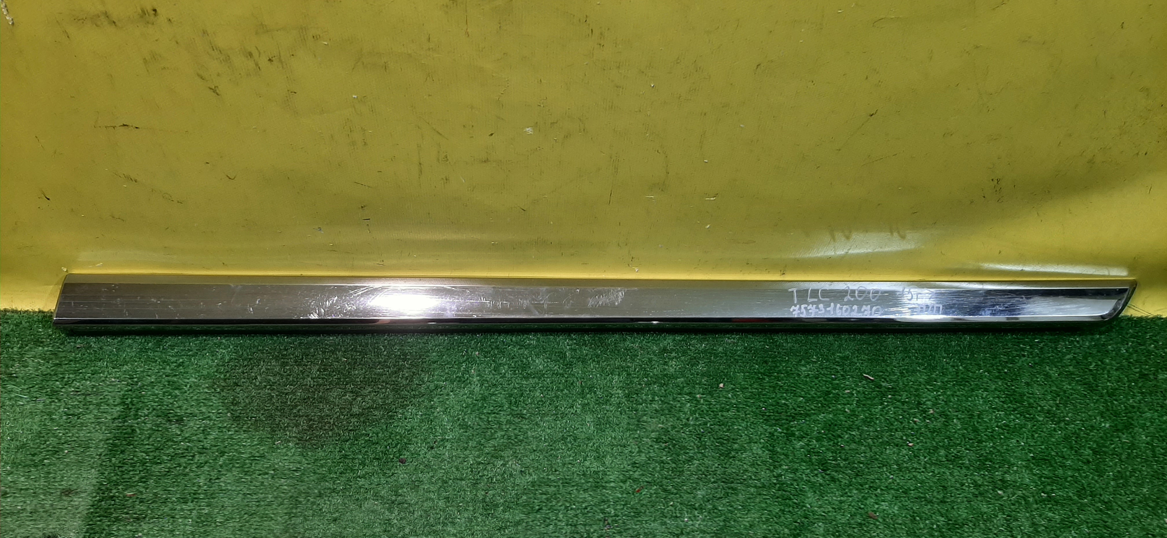 Toyota Land Cruiser (200) 2015> для Накладка двери передней правой