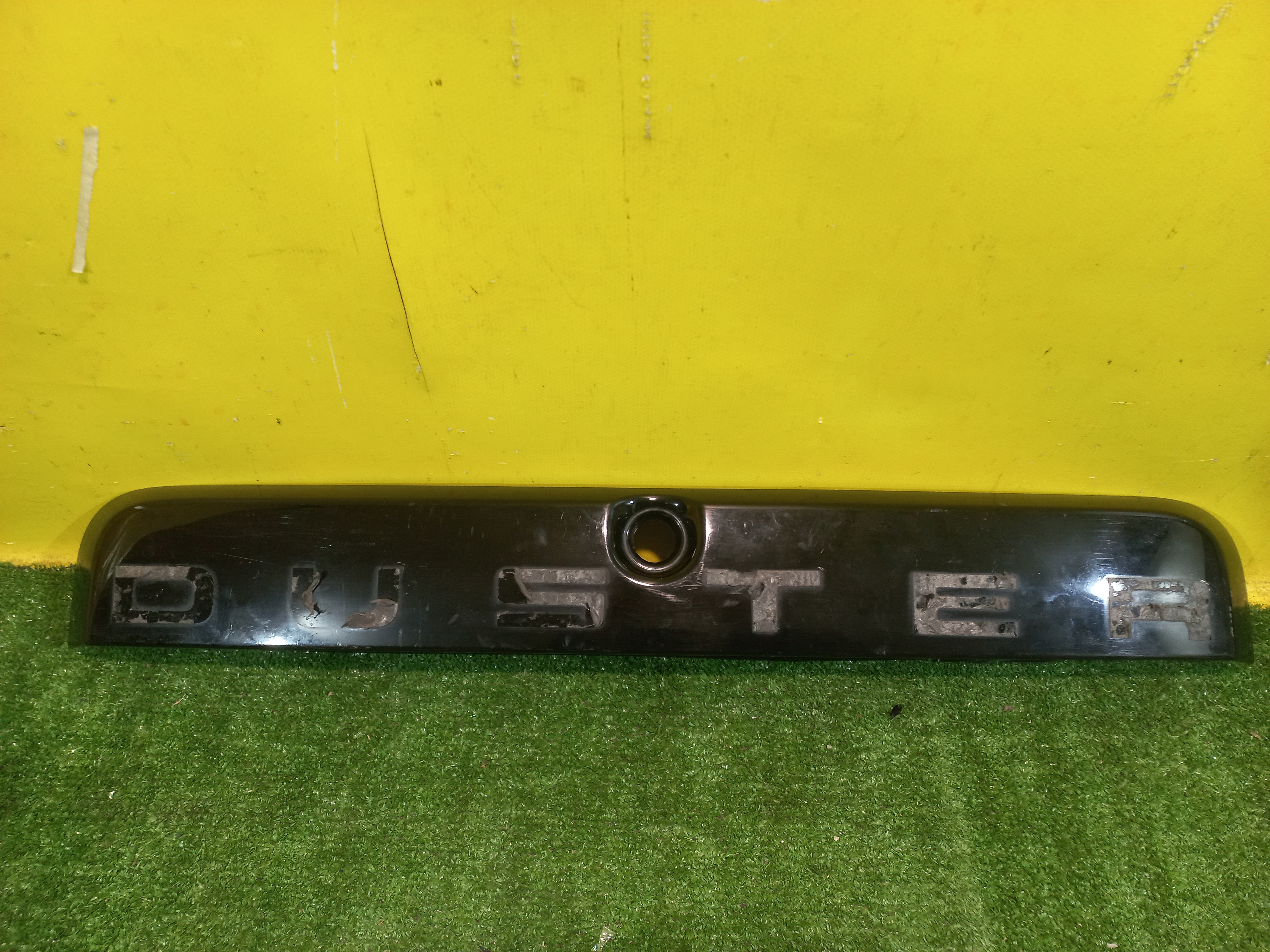 Renault Duster 2010 для Накладка крышки багажника