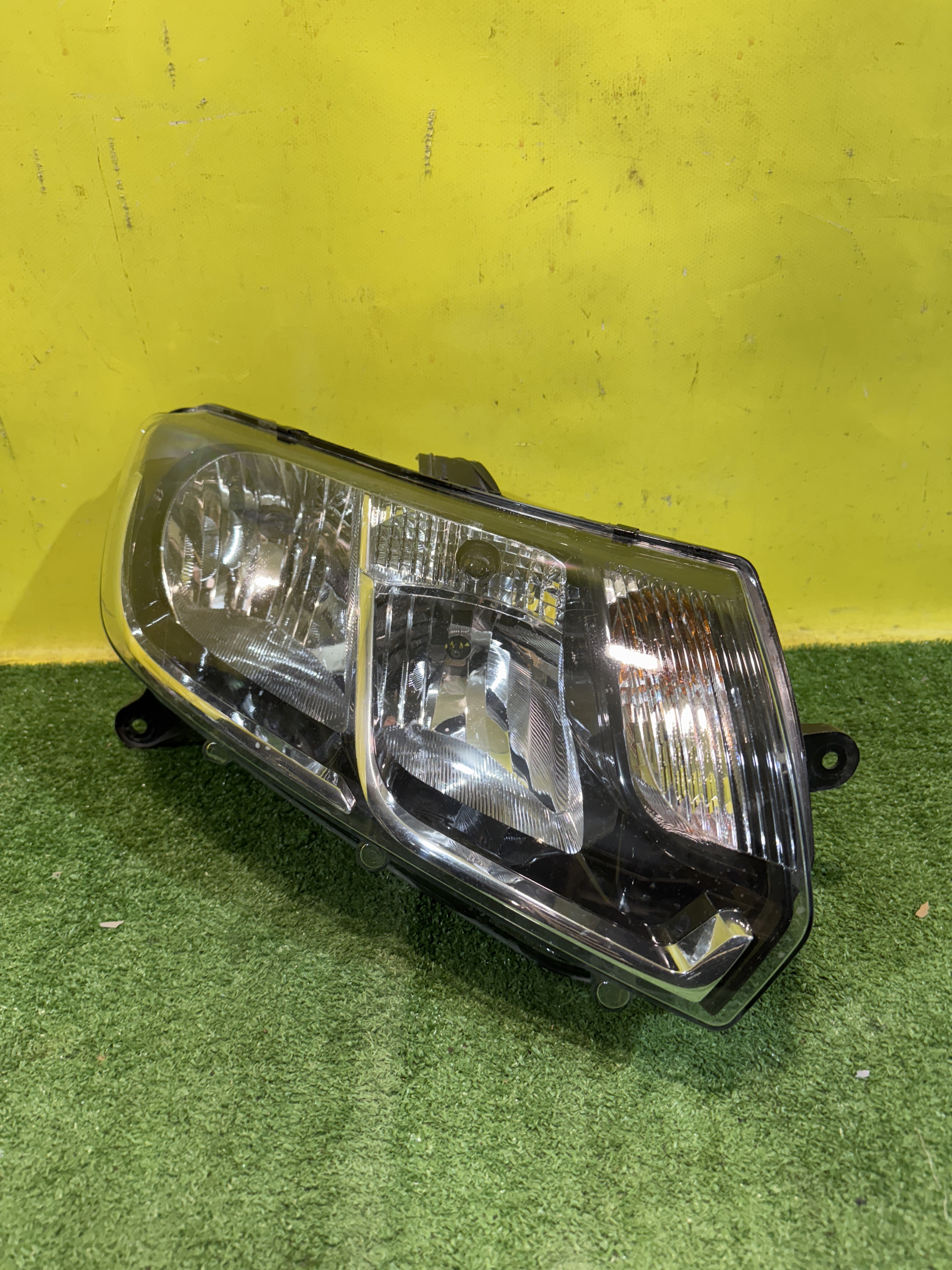 Lada Largus 2021- для Фара правая