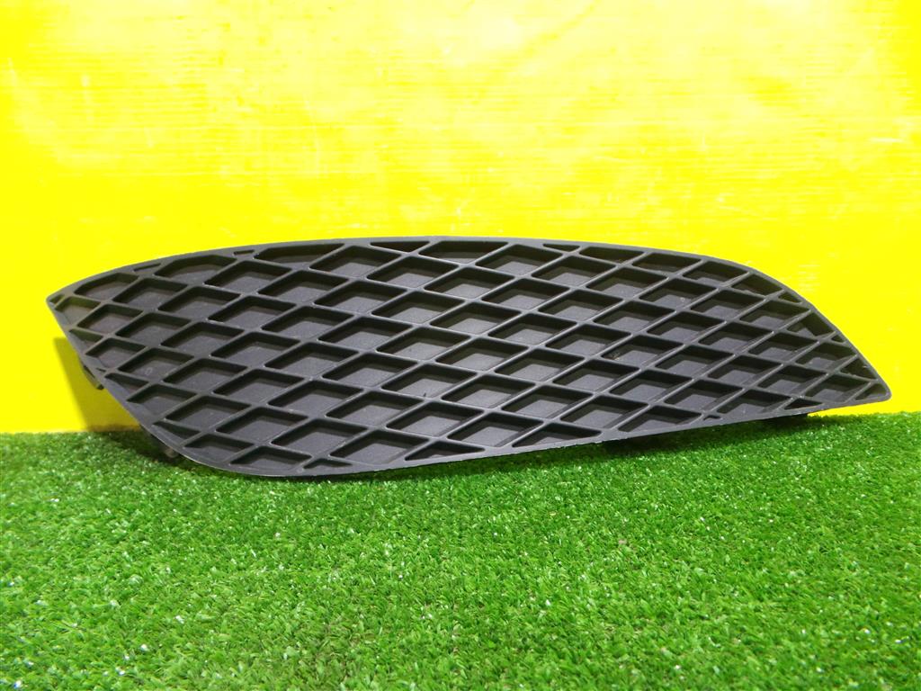 Opel Astra H 2007 для Решетка в бампер правая