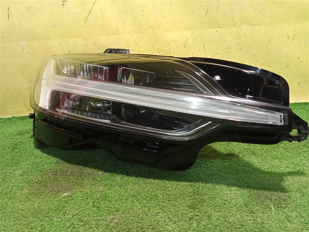 Volvo S60 2019 для Фара правая