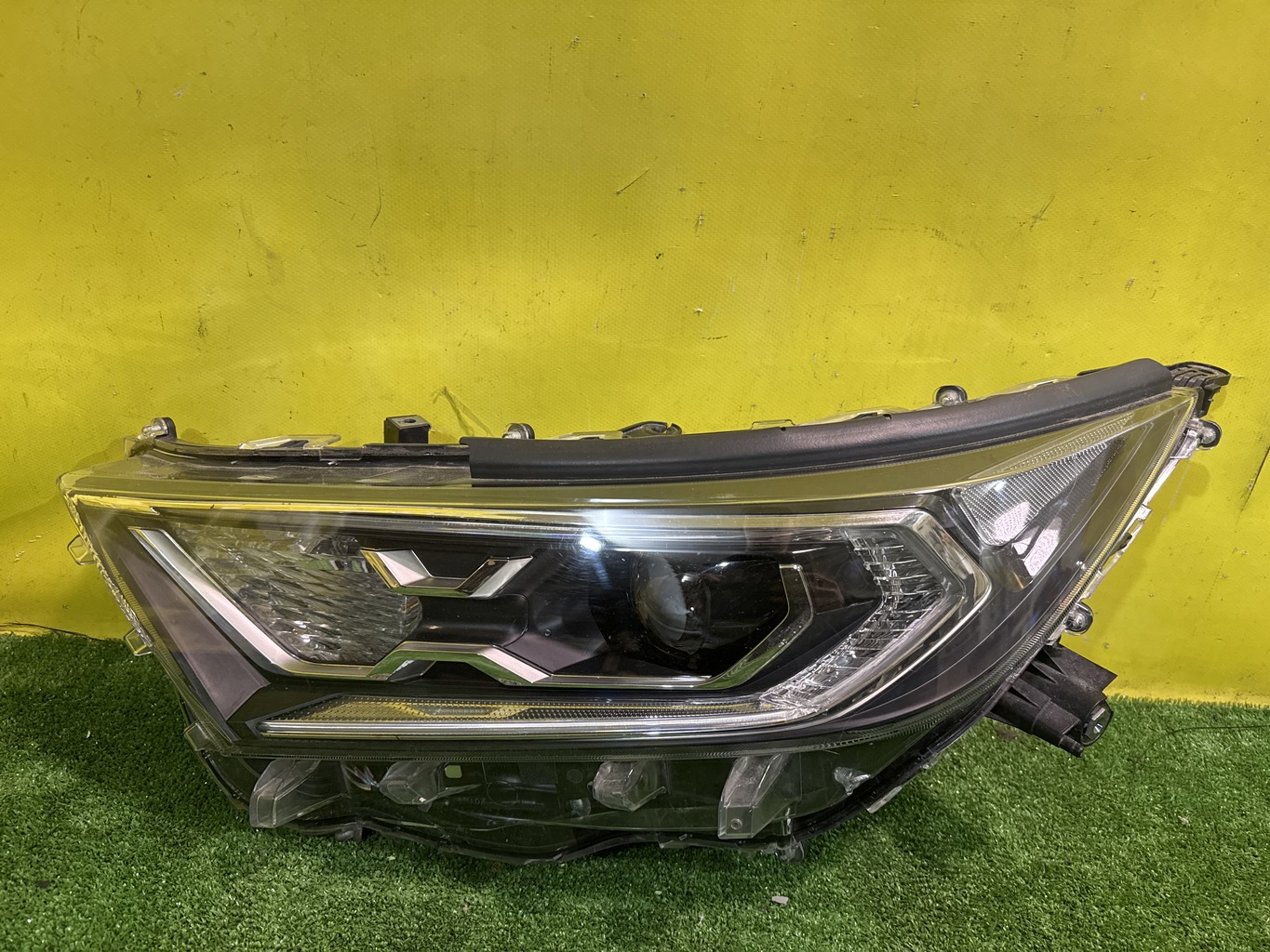Toyota RAV4 2018 для Фара левая LED