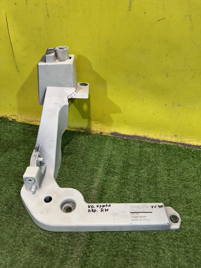 Volvo XC40 2017 для Кронштейн крепления крыла